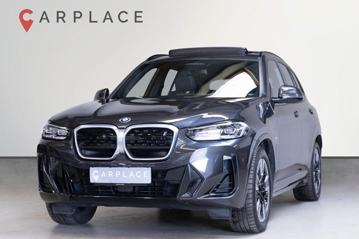 Grå BMW iX3 fra 2023 set udefra