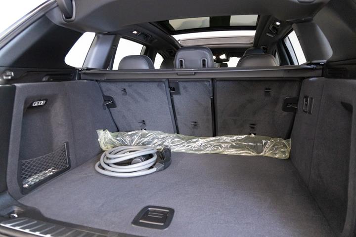 Grå BMW iX3 fra 2023
