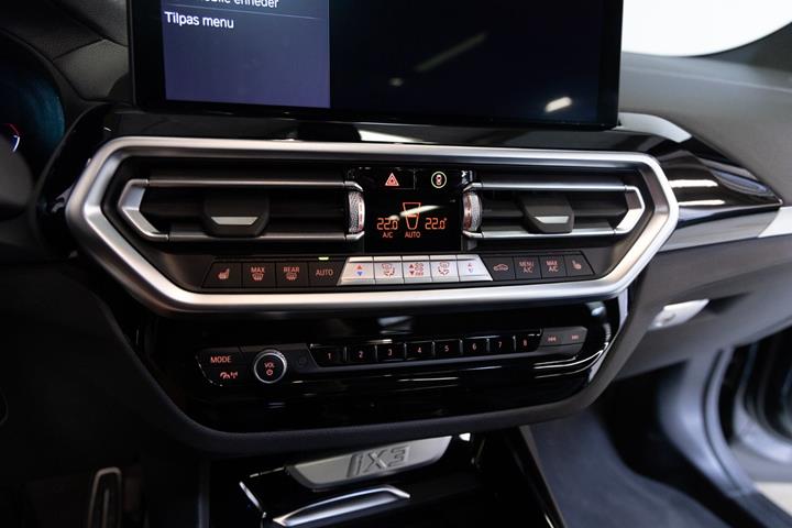 Grå BMW iX3 fra 2023