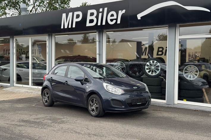 Blå Kia Rio fra 2014