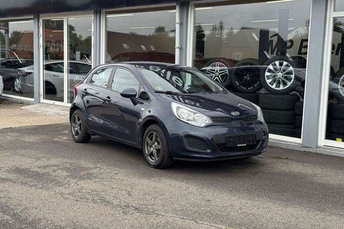 Blå Kia Rio fra 2014