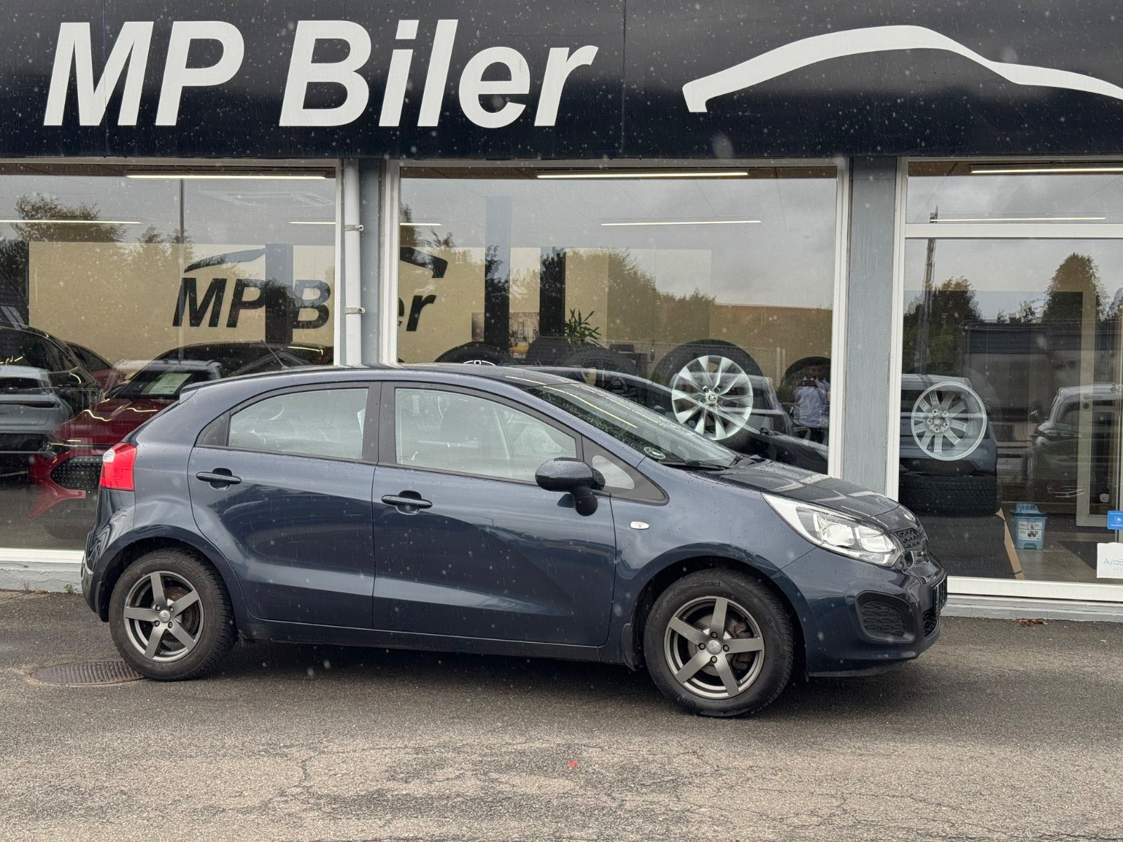 Blå Kia Rio fra 2014