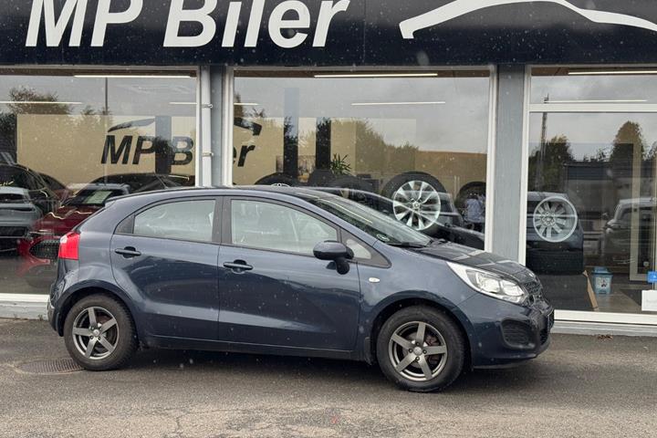 Blå Kia Rio fra 2014