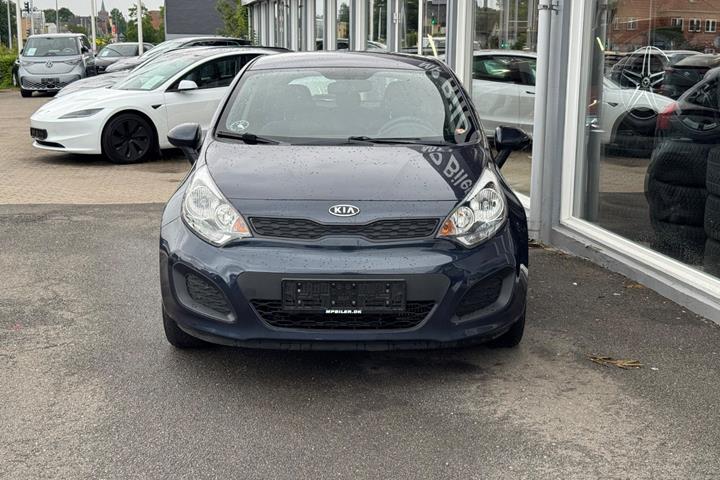 Blå Kia Rio fra 2014