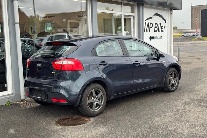 Blå Kia Rio fra 2014
