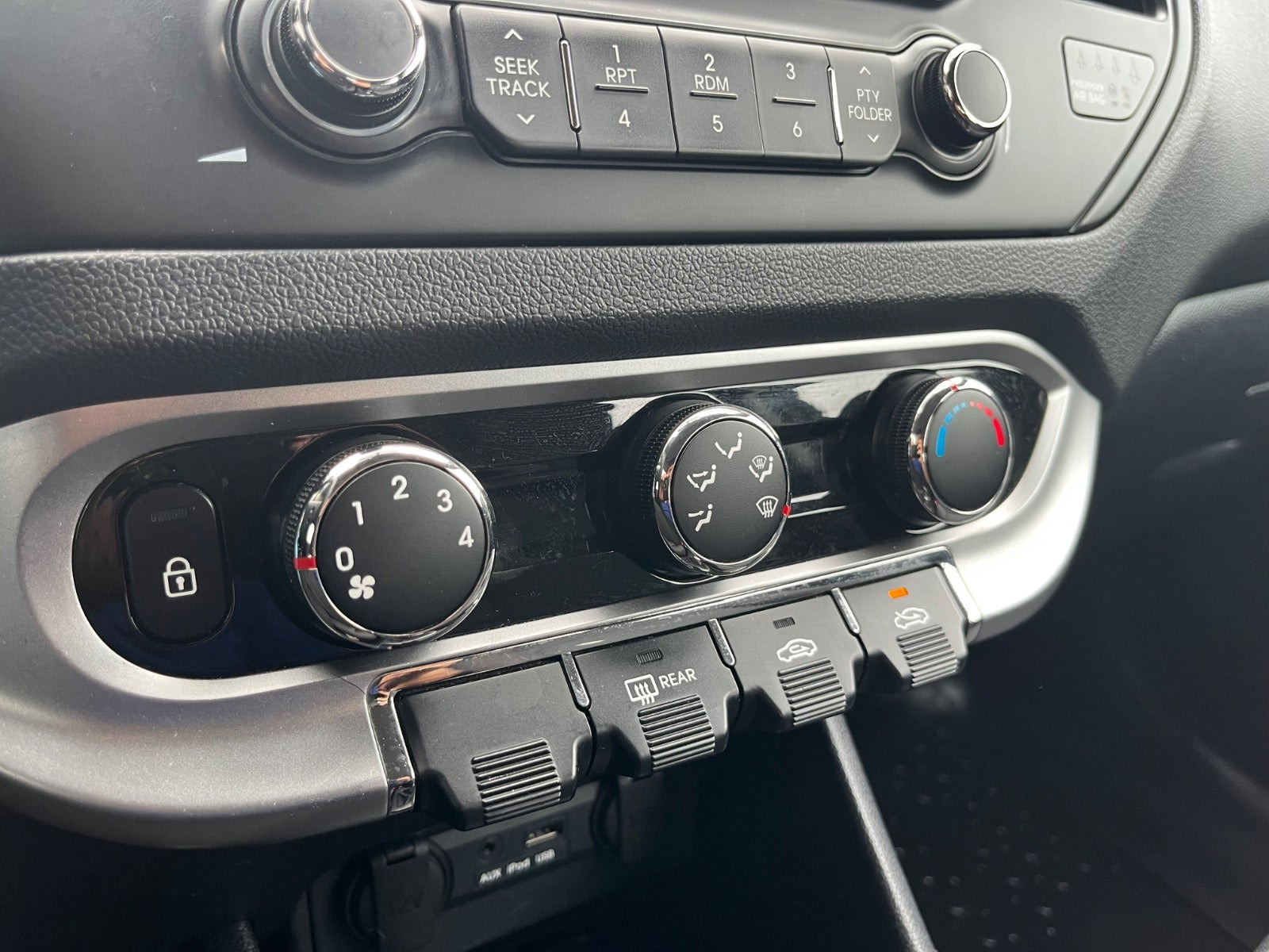 Blå Kia Rio fra 2014