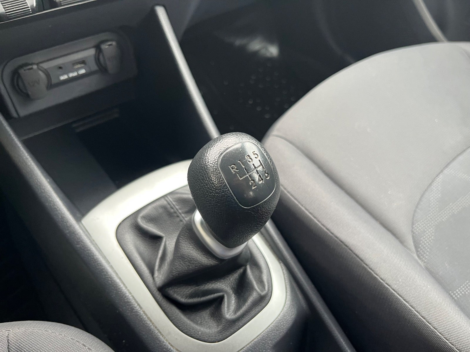 Blå Kia Rio fra 2014
