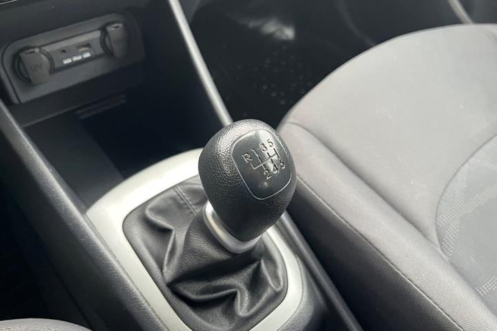 Blå Kia Rio fra 2014