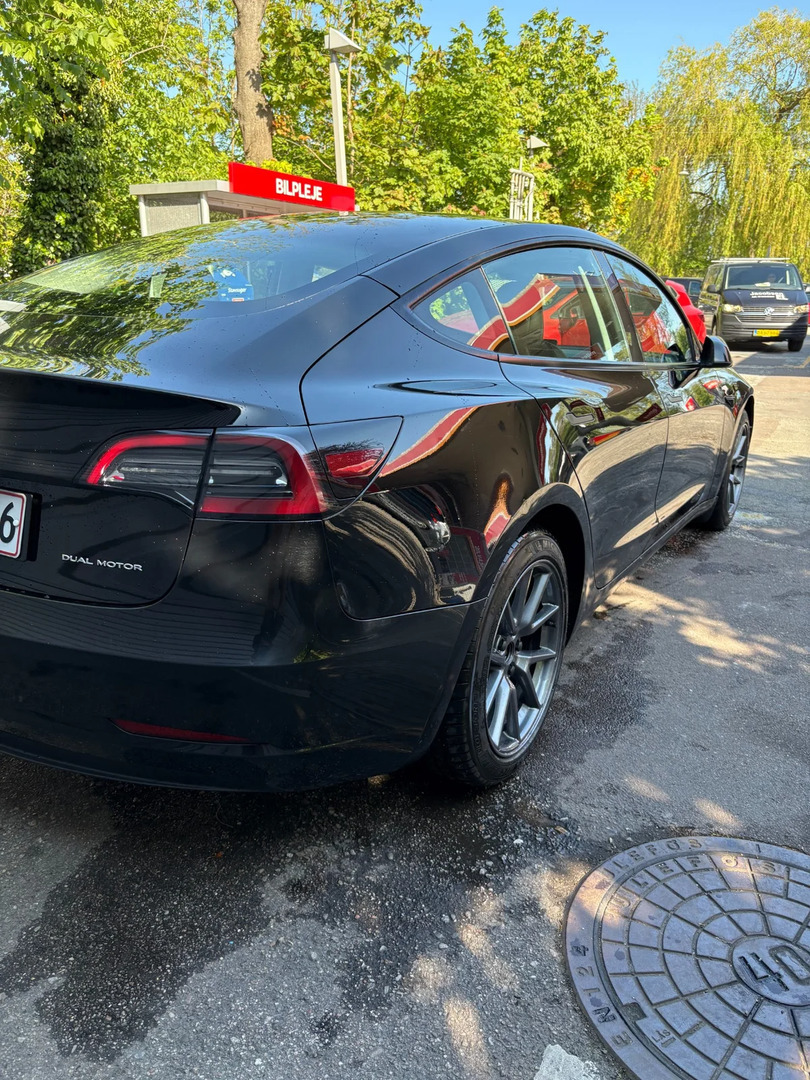 Sort Tesla Model 3 fra 2023
