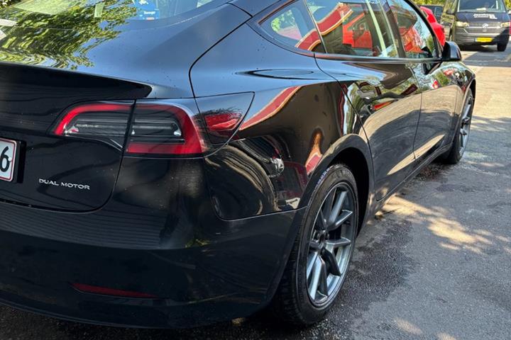 Sort Tesla Model 3 fra 2023