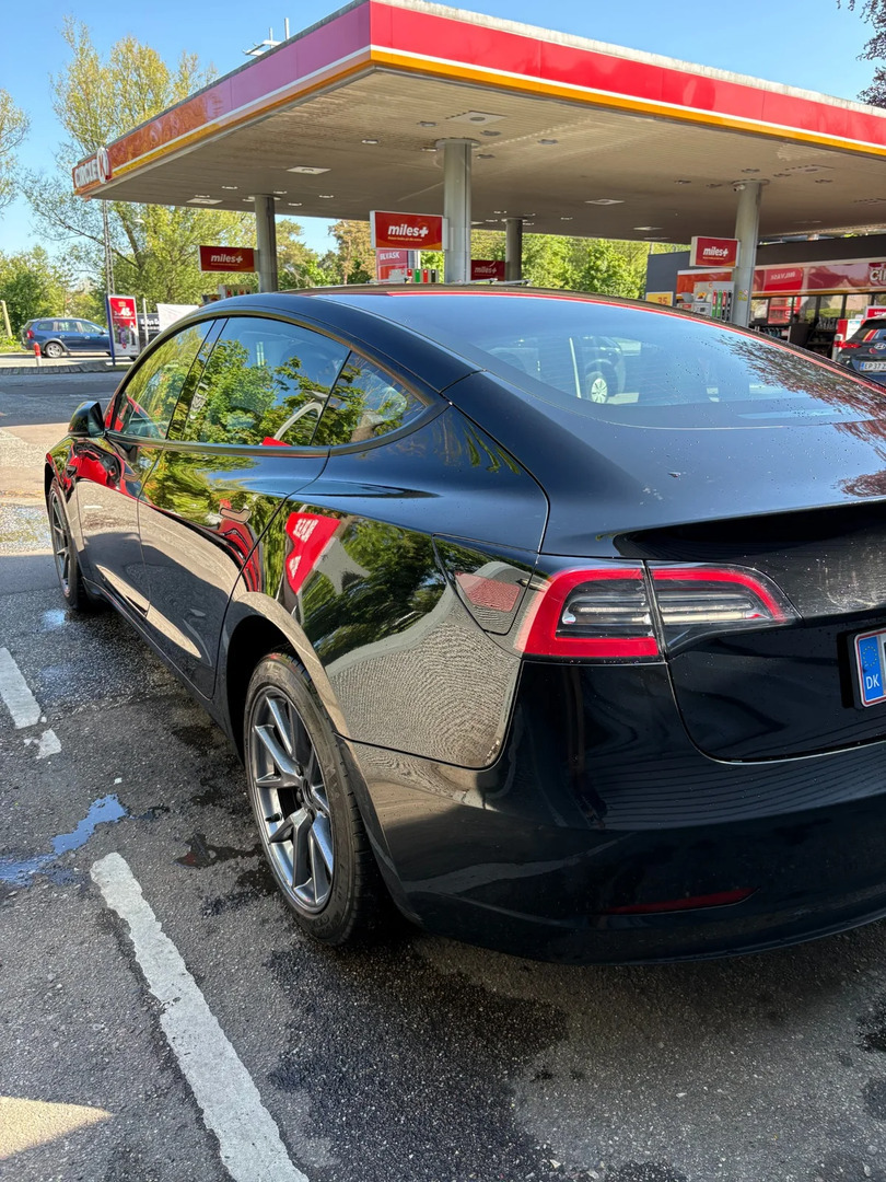 Sort Tesla Model 3 fra 2023