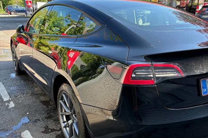Sort Tesla Model 3 fra 2023