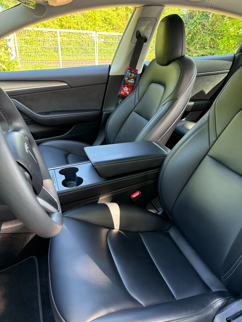 Sort Tesla Model 3 fra 2023