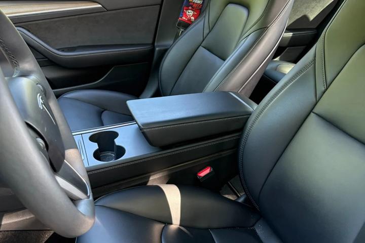 Sort Tesla Model 3 fra 2023