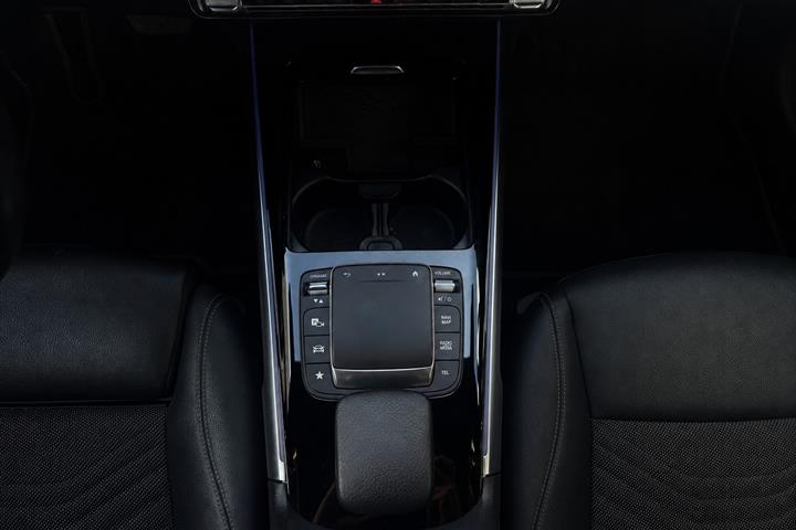 Sort Mercedes EQB300 fra 2023