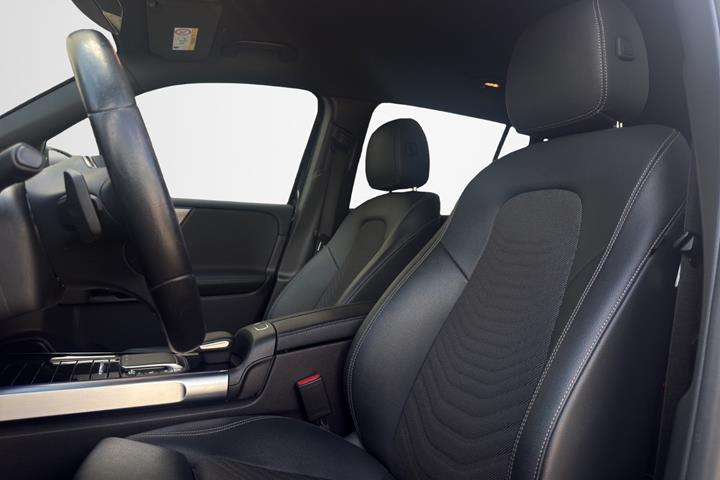 Sort Mercedes EQB300 fra 2023