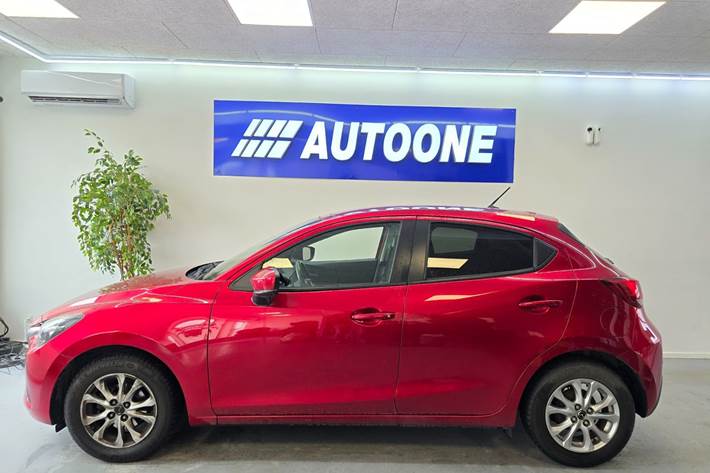Rød Mazda 2 fra 2018
