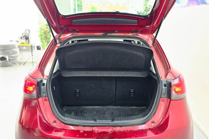 Rød Mazda 2 fra 2018