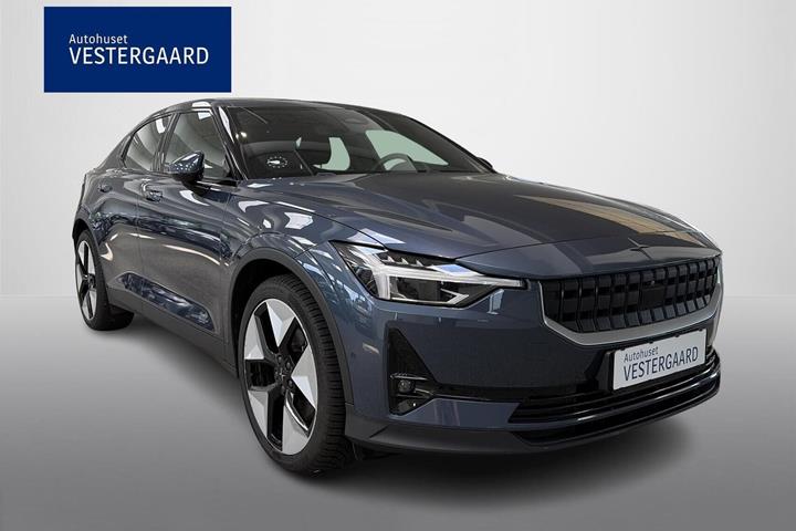 Blå Polestar 2 fra 2023 set udefra