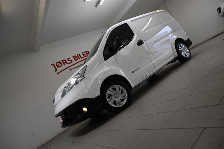 Hvid Nissan e-NV200 fra 2014 set udefra