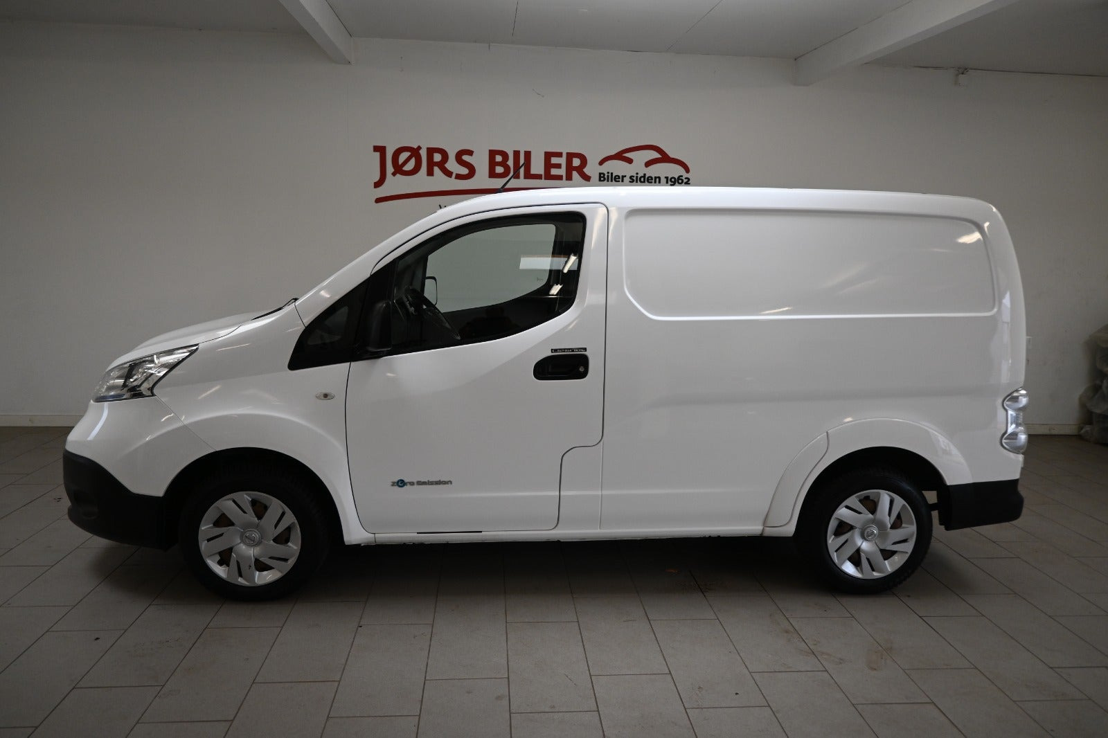 Hvid Nissan e-NV200 fra 2014 set udefra
