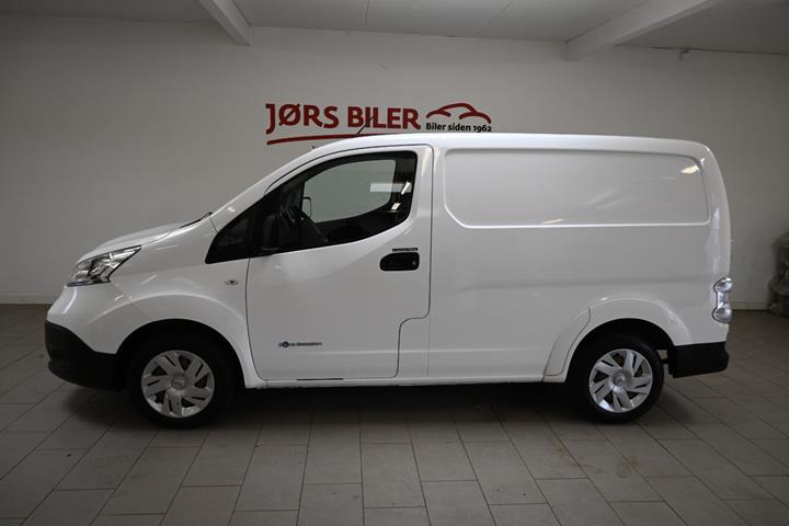 Hvid Nissan e-NV200 fra 2014 set udefra