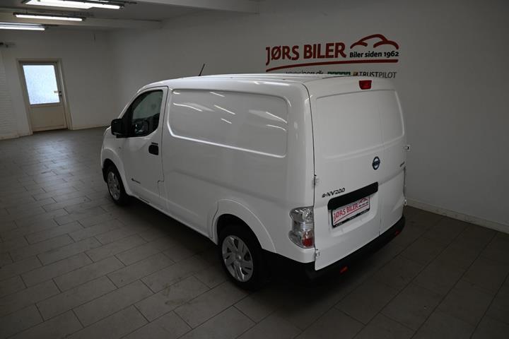 Hvid Nissan e-NV200 fra 2014 set udefra