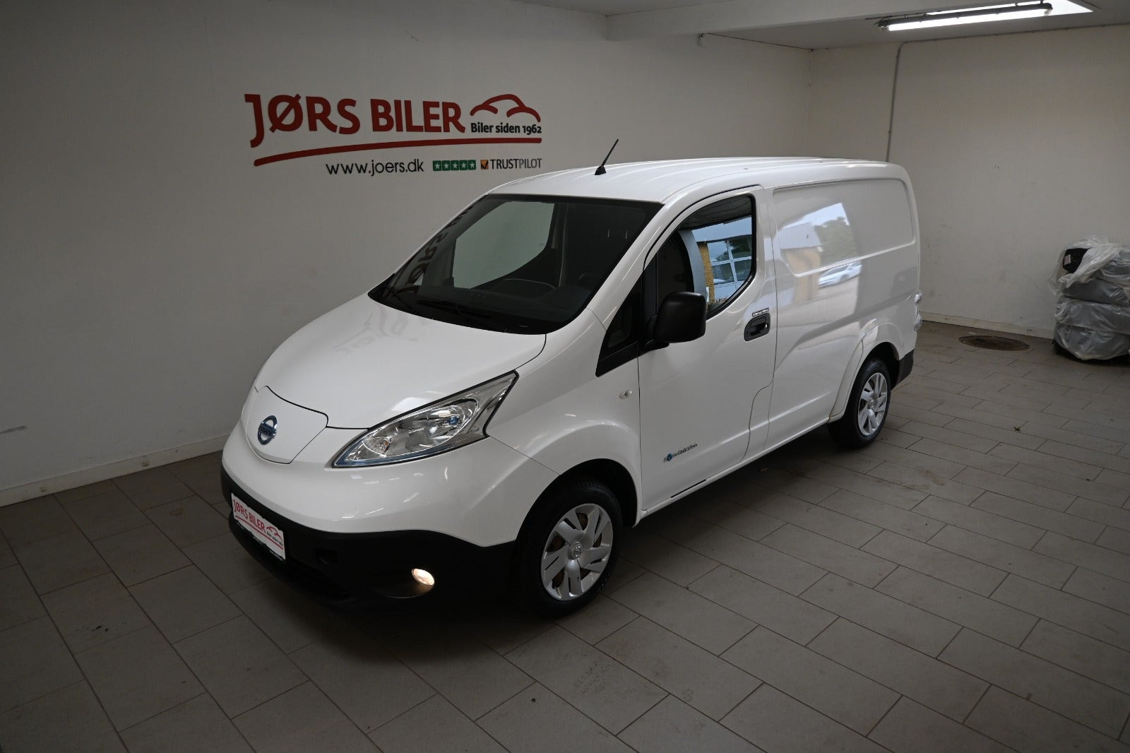 Hvid Nissan e-NV200 fra 2014 set udefra