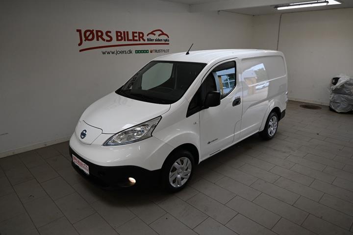 Hvid Nissan e-NV200 fra 2014 set udefra