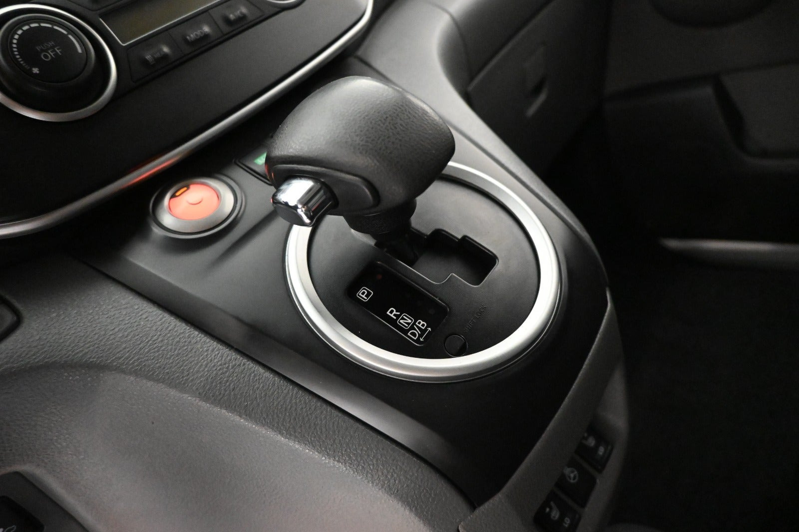 Hvid Nissan e-NV200 fra 2014 set indefra