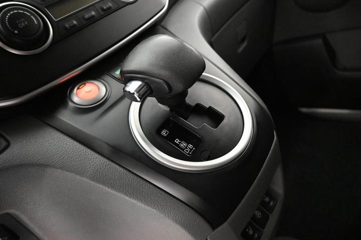 Hvid Nissan e-NV200 fra 2014 set indefra