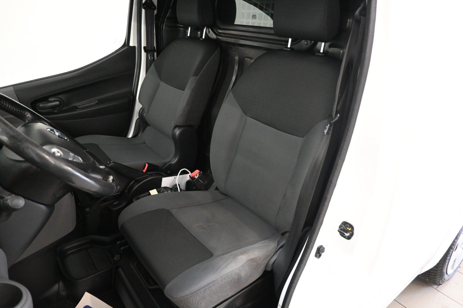 Hvid Nissan e-NV200 fra 2014
