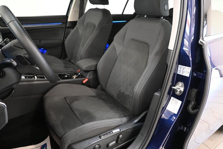 Blå VW Golf VIII fra 2021