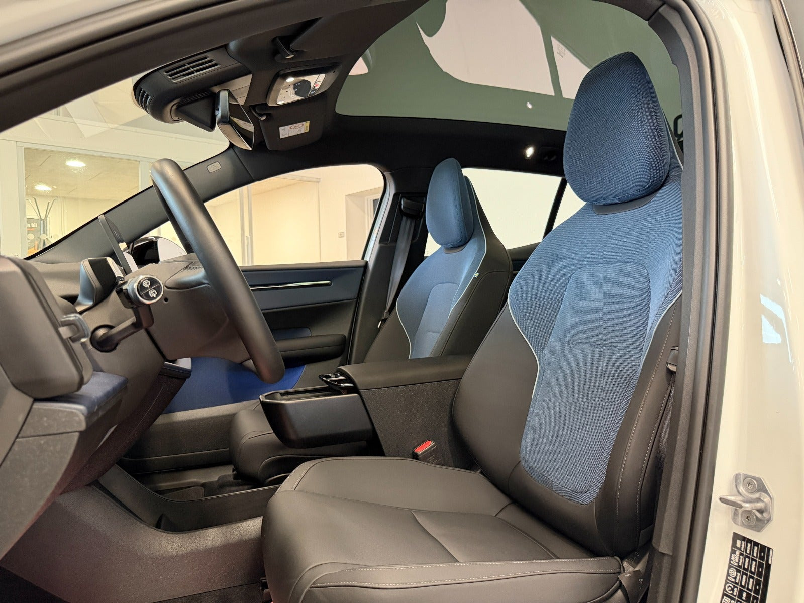 Hvid Volvo EX30 fra 2024