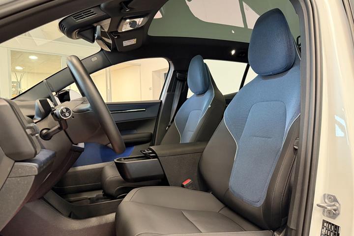 Hvid Volvo EX30 fra 2024