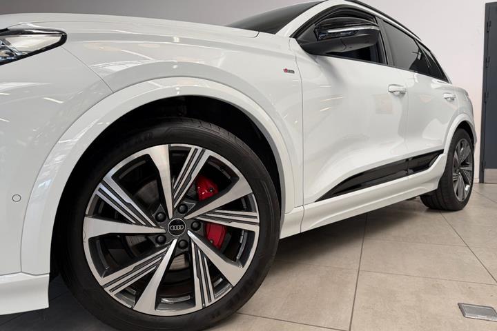 Hvid Audi Q6 e-tron fra 2025