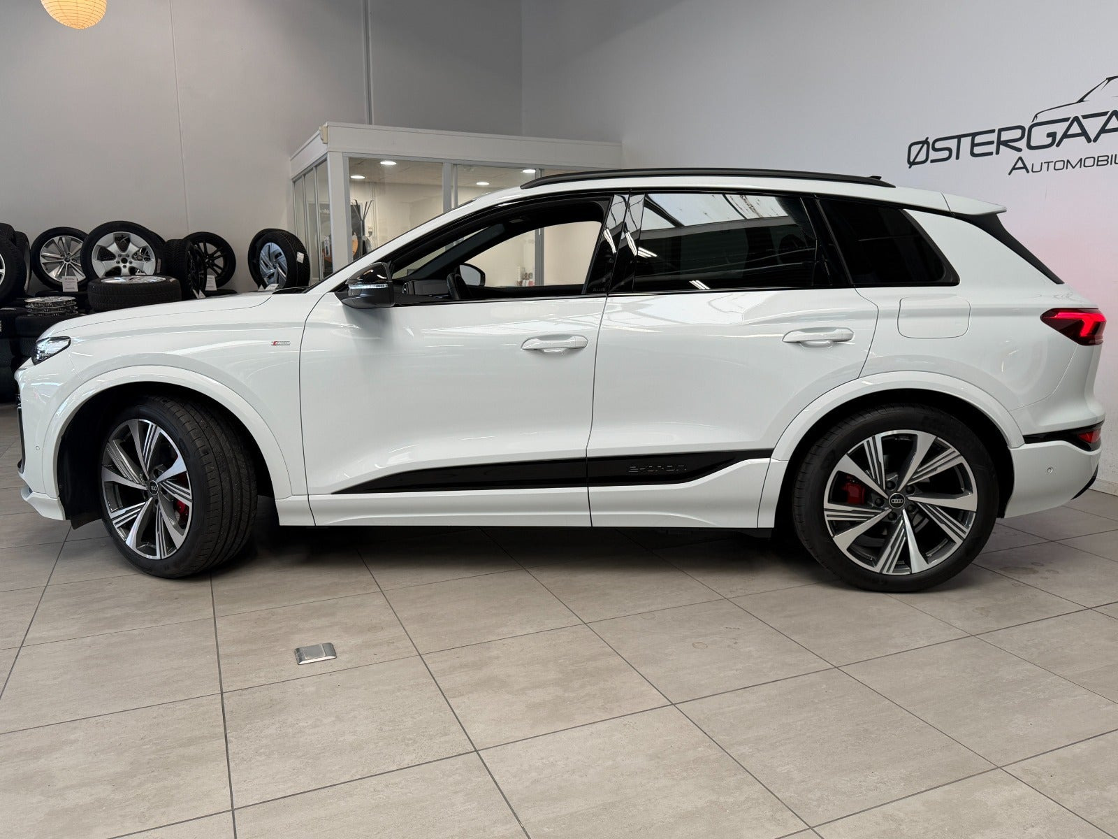 Hvid Audi Q6 e-tron fra 2025