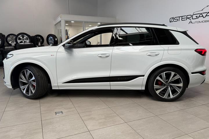 Hvid Audi Q6 e-tron fra 2025