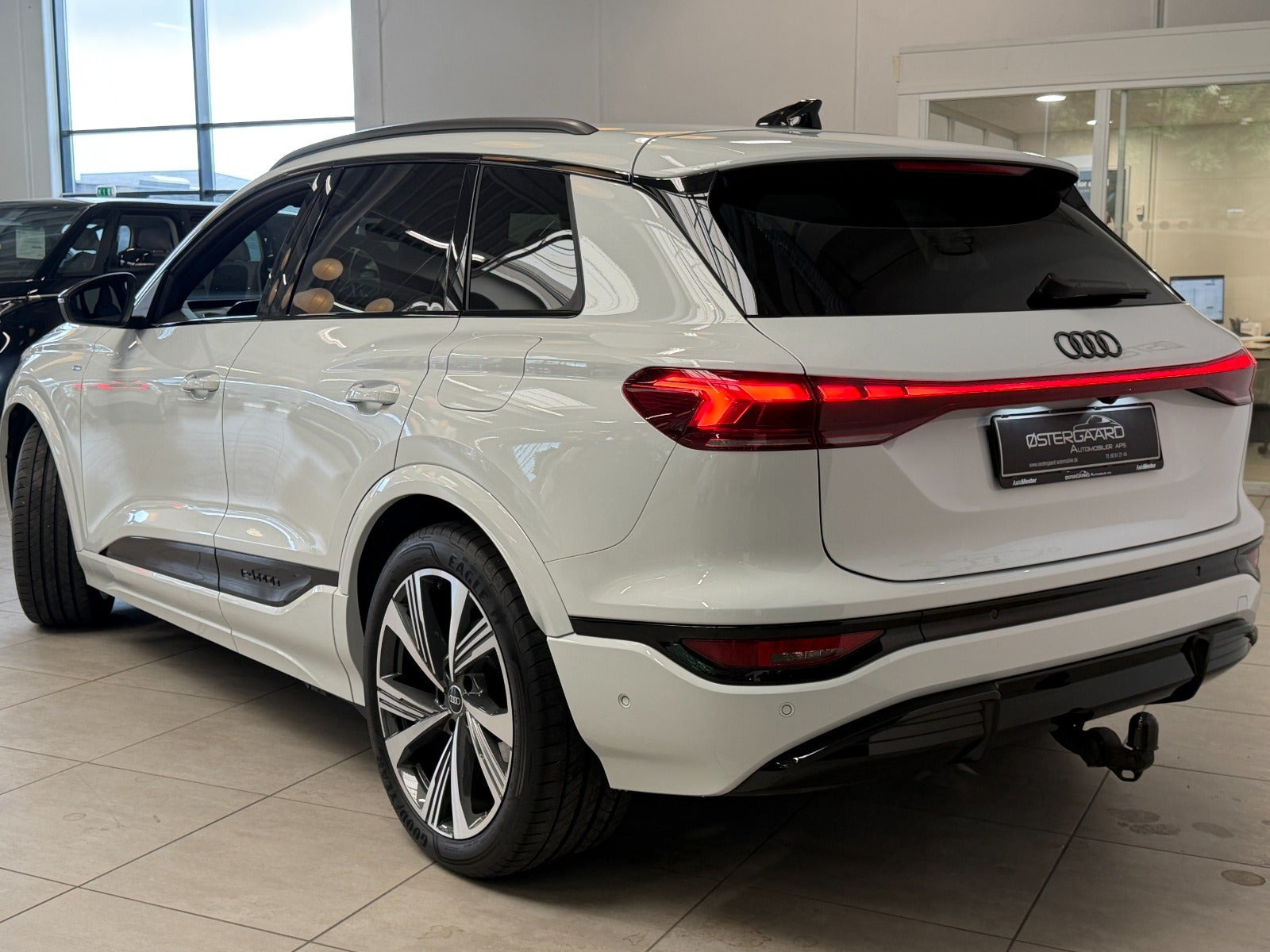 Hvid Audi Q6 e-tron fra 2025
