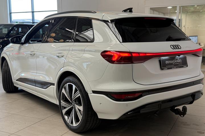 Hvid Audi Q6 e-tron fra 2025