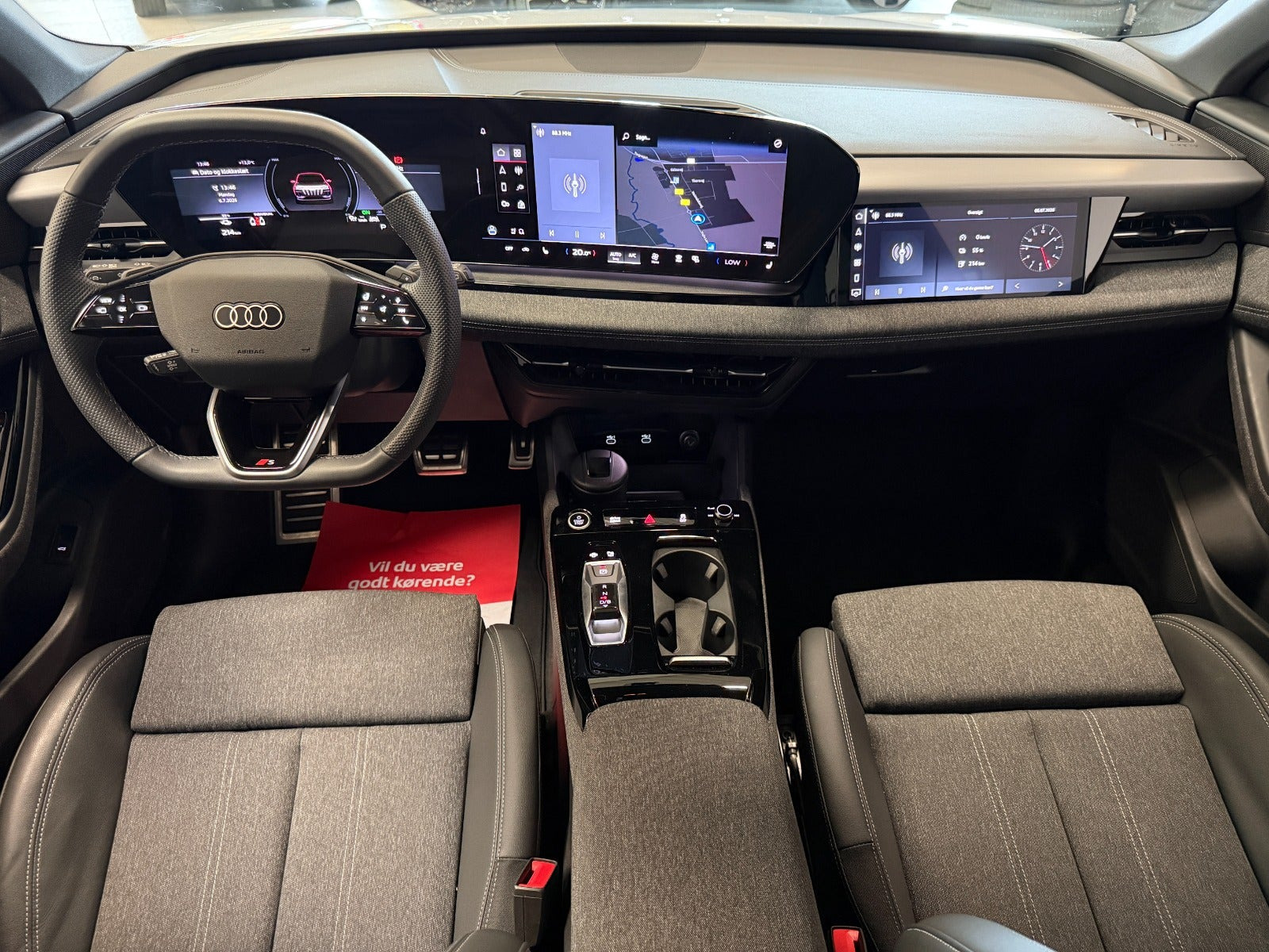 Hvid Audi Q6 e-tron fra 2025