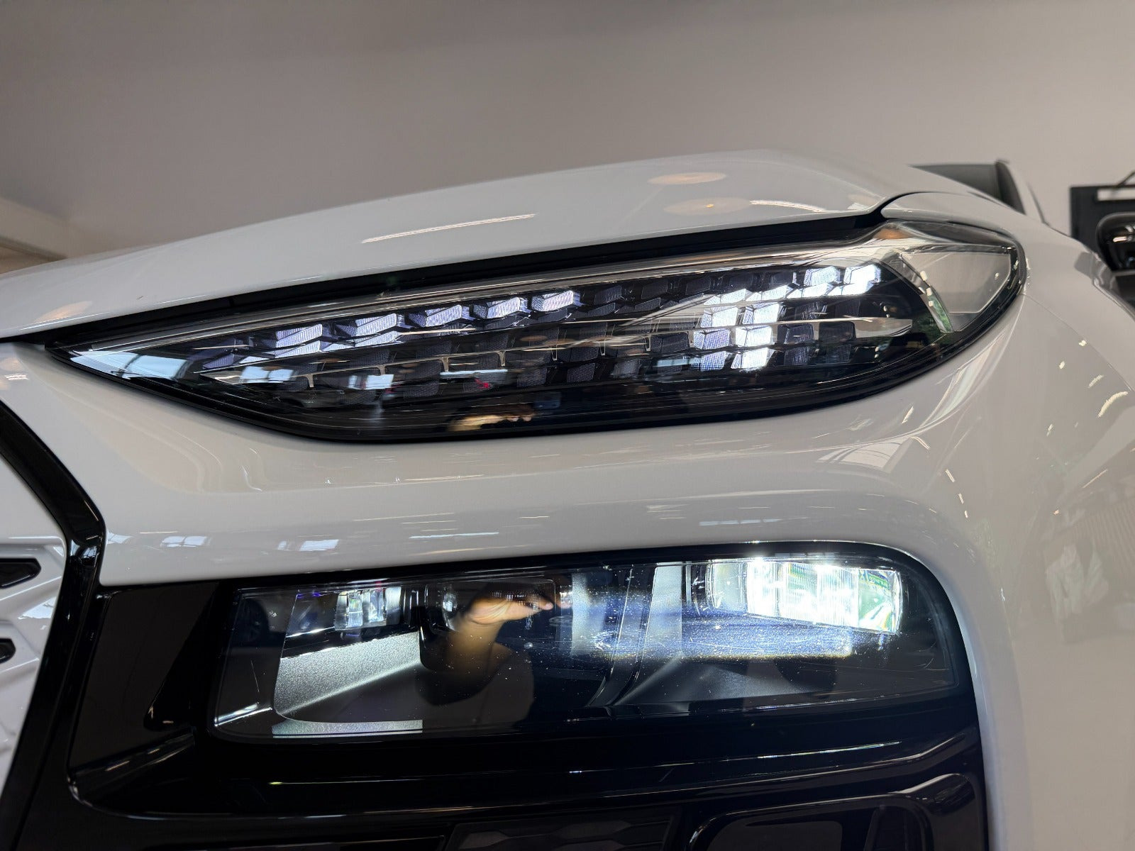 Hvid Audi Q6 e-tron fra 2025