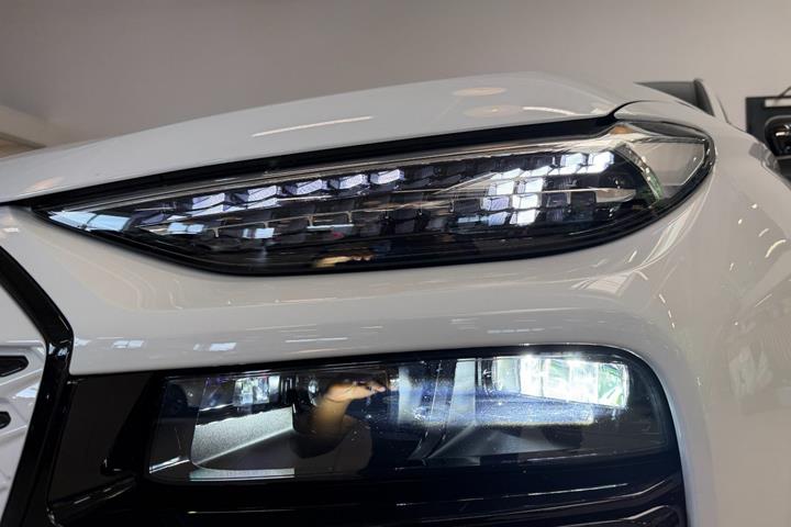 Hvid Audi Q6 e-tron fra 2025