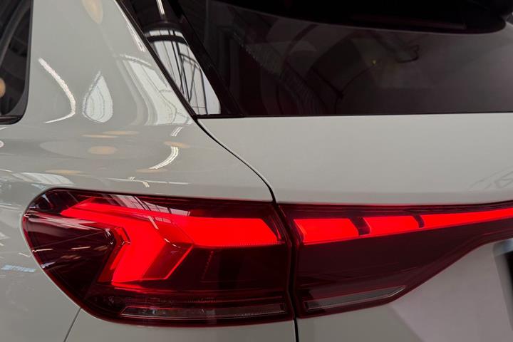 Hvid Audi Q6 e-tron fra 2025