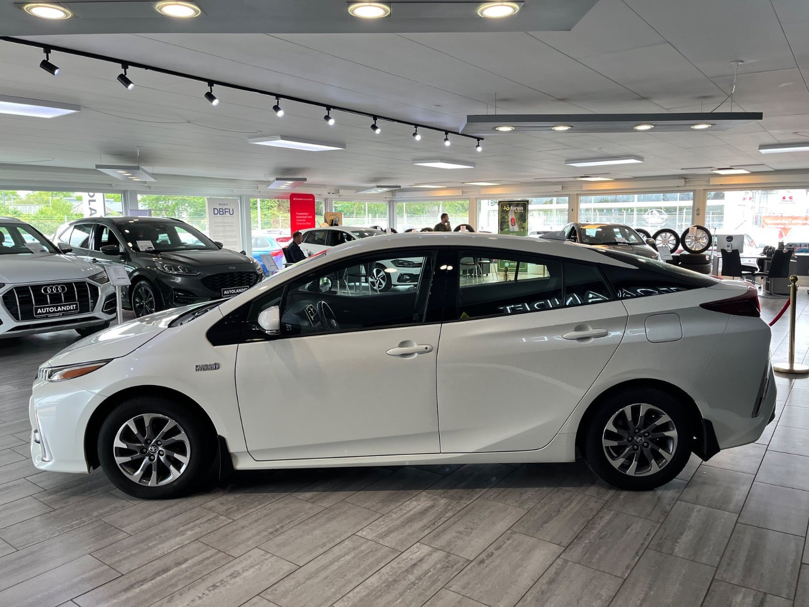 Hvid Toyota Prius fra 2018