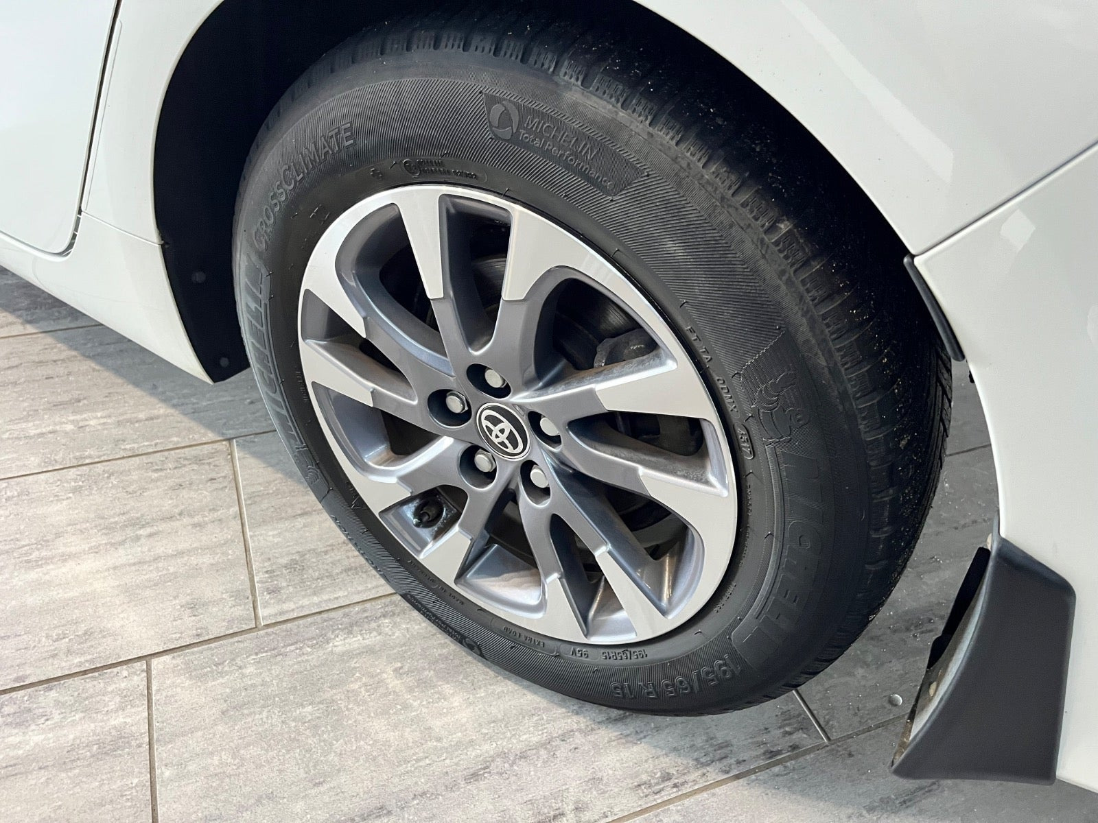 Hvid Toyota Prius fra 2018