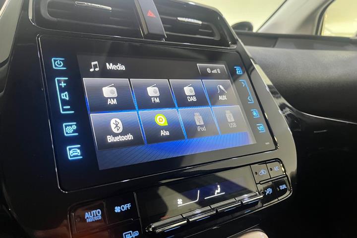 Hvid Toyota Prius fra 2018