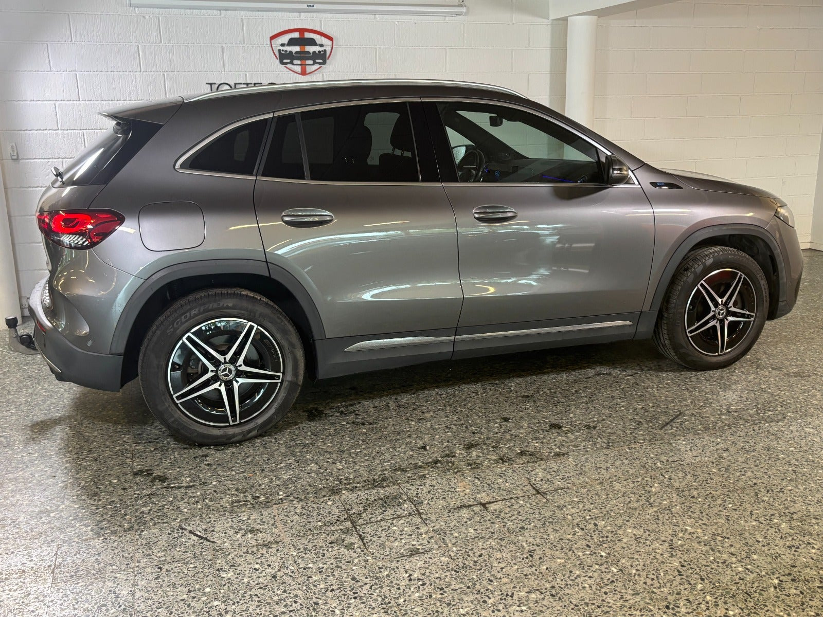 Grå Mercedes EQA250 fra 2021