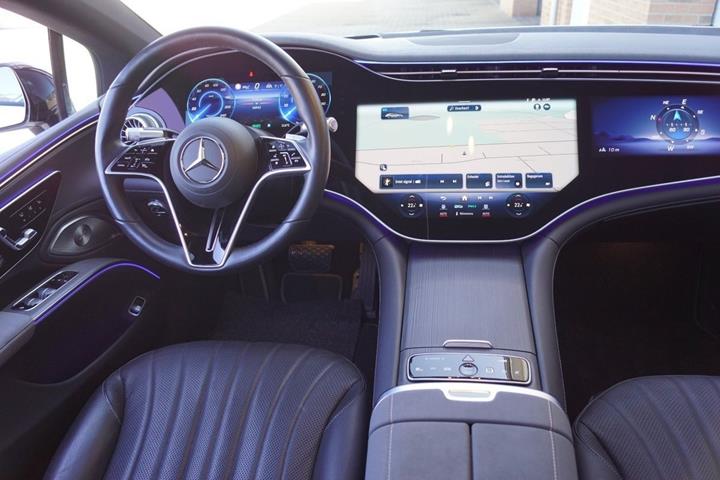 Hvid Mercedes EQS450+ fra 2022