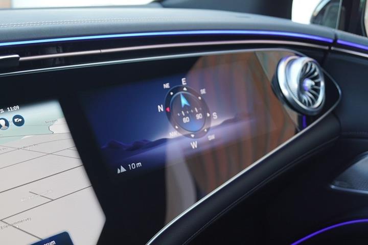Hvid Mercedes EQS450+ fra 2022